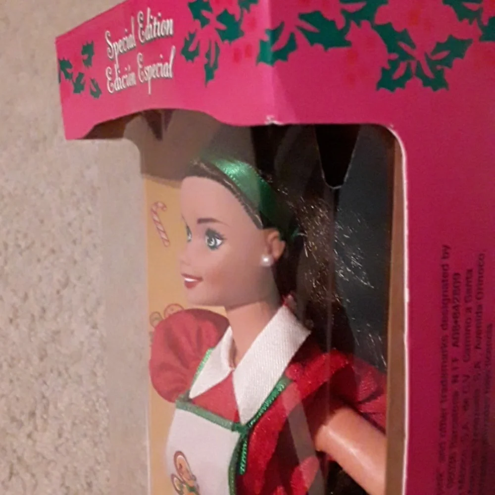 1997 Special Edition Holiday Treats Barbie - Picture 4 of 4